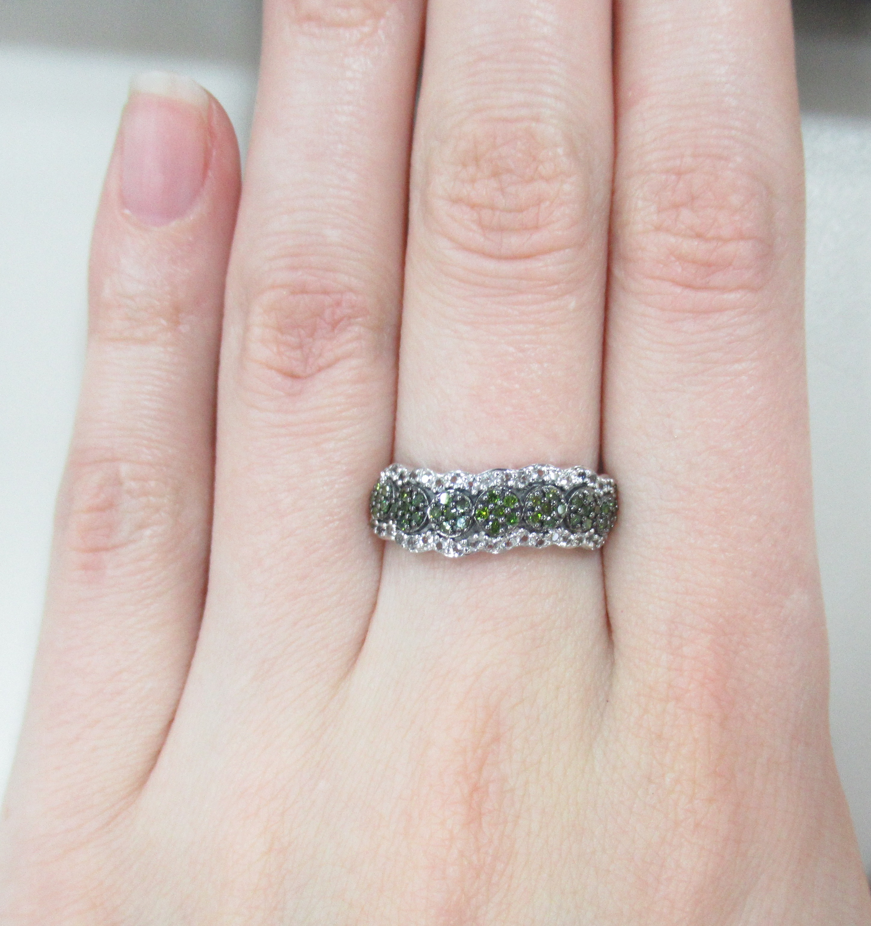 Серебряное кольцо с зелеными бриллиантами